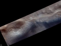 Nahe dem südlichen, eisbedeckten Pol des Mars befindet sich der Burroughs-Krater, in dem Eis- und Staubschichten über Hunderte Millionen Jahren hinweg einen Hügel geformt haben. Die Aufnahme zeigt den Rand des Hügels. (Bild: ESA/Roskosmos/CaSSIS)