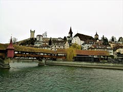 Die Spreuerbrücke und im Hintergrund die Museggmauer mit den Türmen in der Stadt Luzern. (Bild: Urs Gutfleisch, Luzern, 14. März 2019)