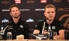 Die Haas-Ferrari-Piloten Romain Grosjean (links, FRA/SUI, 32) und Kevin Magnussen (DEN, 26). Grosjean: 143 Starts, 0 Siege, 381 WM-Punkte. Magnussen: 81 Starts, 0 Siege, 137 WM-Punkte. (Bild: Neil Hall/Epa (London, 6. Febraur 2019))