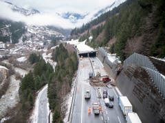 Am 23. Januar 2018 wurde die A2 zwischen der Wilerplanggen und der Ripplistal-Galerie von einer Schlammlawine verschüttet. (Bild: KEYSTONE/URS FLUEELER)