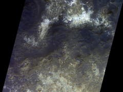 Die Aufnahme zeigt die Vielfalt der mineralogischen Zusammensetzung einer Region südlich von Mawrth Vallis. Die Felsen darin gehören zu den ältesten auf der Marsoberfläche. Sie zeugen von einer starken und anhaltenden Veränderung der ursprünglichen Oberfläche durch Wasser. (Bild: ESA/Roskosmos/CaSSIS)