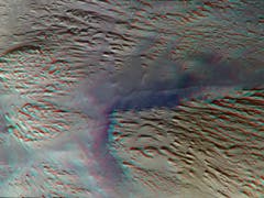Ein Ausschnitt des «Grand Canyon» des Mars: Tithonium Chasma auf der westlichen Seite der Marsregion Vallis Marineris. Das blauere Material ist Staub. In verschiedenen Höhenlagen sind Felsvorsprünge zu sehen. Das Bild kann mit einer rot-blauen Stereobrille betrachtet werden, um einen 3D-Eindruck zu erhalten. (Bild: ESA/Roskosmos/CaSSIS)