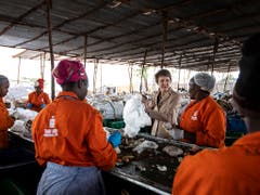 Bundesrätin Simonetta Sommaruga besuchte anlässlich ihrer ersten Auslandreise als Umweltministerin auch ein Recycling-Unternehmen in Nairobi. Dieses steht unter Schweizer Leitung und beschäftigt hauptsächlich Frauen. (Bild: KEYSTONE/ALEXANDRA WEY)