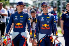 Die Red-Bull-Honda Piloten Max Verstappen (links, NED, 21) und Pierre Gasly (FRA, 23). Verstappen: 81 Starts, 5 Siege, 670 WM-Punkte. Gasly: 26 Starts, 0 Siege, 29 WM-Punkte. (Bild: Diego Azubel/Epa (Melbourne, 14. März 2019))
