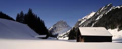 Vom Sämtisersee Richtung Rheintaler Sämtis. Im Hintergrund der Hundstein und rechts die Dreifaltigkeit. (Bild: Thomas Ammann)