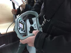Im selbstfahrenden Minibus ist stets ein geschulter «Operator» dabei, der bei Bedarf den Bus manuell steuern kann. (Bild: Therese Hänni)