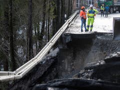 Sicht auf die zerstörte Kantonsstrasse zwischen Frutigen und Adelboden nach einem Murgang am 5. Januar 2018 im Bereich Linter. (Bild: KEYSTONE/PETER SCHNEIDER)