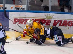 Der Bieler Julian Schmutz (links) in einem Zweikampf gegen den früheren Bieler Verteidiger Igor Jelovac (rechts) (Bild: KEYSTONE/TI-PRESS/PABLO GIANINAZZI)