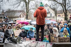 Frauenfeld TG - Klimastreik kommt im Thurgau an. In mehreren Hundert Städten weltweit wird heute gegen den Klimawandel demonstriert. Auch in Frauenfeld haben sich viele Engagierte zusammengetan.