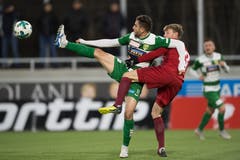 Saleh Chihadeh (links) wird von Maximilian Göppel bedrängt. (Bild: Boris Bürgisser, Kriens, 15. März 2019)