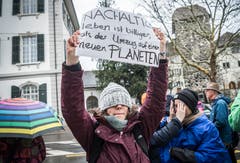 Frauenfeld TG - Klimastreik kommt im Thurgau an. In mehreren Hundert Städten weltweit wird heute gegen den Klimawandel demonstriert. Auch in Frauenfeld haben sich viele Engagierte zusammengetan. Um 14:00 Uhr schliessen weltweit Demonstranten die Augen für eine Minute, sie tuen es den Politiker gleich.