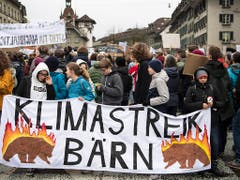 Berner Schülerinnen und Schüler im Klimastreik. (Bild: KEYSTONE/PETER SCHNEIDER)