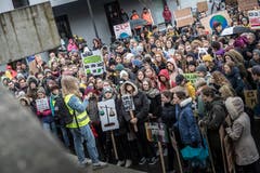 Frauenfeld TG - Klimastreik kommt im Thurgau an. In mehreren Hundert Städten weltweit wird heute gegen den Klimawandel demonstriert. Auch in Frauenfeld haben sich viele Engagierte zusammengetan.