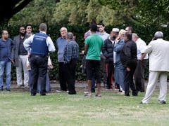 Die Täter eröffneten das Feuer in den Moscheen, als dort hunderte Menschen zum Freitagsgebet zusammenkamen. (Bild: KEYSTONE/AP/MARK BAKER)