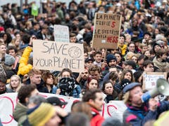 Tausende Jugendliche gehen in Lausanne für den Klimastreik auf die Strasse. (Bild: KEYSTONE/JEAN-CHRISTOPHE BOTT)