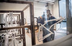 In der Nass-Lackiererei wird mit Schutzanzügen gearbeitet.