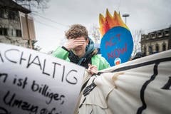 Frauenfeld TG - Klimastreik kommt im Thurgau an. In mehreren Hundert Städten weltweit wird heute gegen den Klimawandel demonstriert. Auch in Frauenfeld haben sich viele Engagierte zusammengetan. Um 14:00 Uhr schliessen weltweit Demonstranten die Augen für eine Minute, sie tuen es den Politiker gleich.