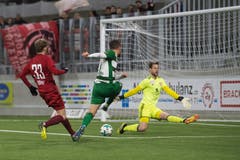 Der Krienser Saleh Chihadeh im Spiel gegen die Vaduzer Benjamin Büchel (Goalie) und Maximilian Göppel. (Bild: Boris Bürgisser, Kriens, 15. März 2019)