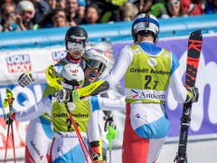 Wendy Holdener herzt Daniel Yule, nachdem dieser den entscheidenden Punkt gegen Norwegen eingefahren hat (Bild: KEYSTONE/EPA/CHRISTIAN BRUNA)