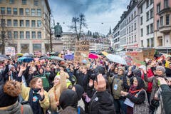 In St.Gallen demonstrierten am Freitag Hunderte für eine griffige Klimapolitik. (Bilder: Urs Bucher)