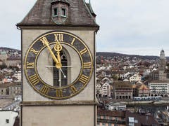 Aus Solidarität mit den Streikenden blieben die Zeiger der grössten Kirchenuhr Europas, der St. Peterskirche in Zürich, um fünf vor zwölf stehen. (Bild: KEYSTONE/ENNIO LEANZA)