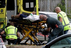 Sanitäter sorgen sich um einen Mann, der beim Angriff verletzt wurde. (Bild: Keystone/AP Photo/Mark Baker)
