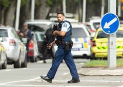 Schwer bewaffnet patrouilliert die Polizei in Christchurch. (Bild: EPA/Martin Hunter)