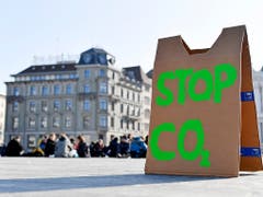 Sitzstreik von Schülerinnen und Schülern auf dem Zürcher Sechseläutenplatz. (Bild: KEYSTONE/WALTER BIERI)