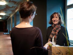 Die Angestellte Marie Egli arbeitet in der neuen Uniform des Weltkulturerbe Stiftsbezirk in St. Gallen. (Bild: Keystone/Gian Ehrenzeller)