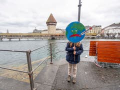 Eine Schülerin in Luzern im Klimastreik. (Bild: KEYSTONE/URS FLUEELER)