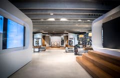 Der Eingangsbereich zum modernen Showroom im Erdgeschoss.