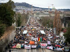Auch in Bern zogen Tausende durch die Strassen, um ihren Forderungen für besseren Klimaschutz Nachdruck zu verleihen (Bild: KEYSTONE/PETER SCHNEIDER)