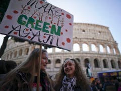 In Rom demonstrierten Jugendliche vor dem Kolosseum für den Klimaschutz. (Bild: KEYSTONE/AP/ANDREW MEDICHINI)
