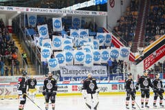 Die Zuger Fans mit einer Choreo vor dem Spiel.
