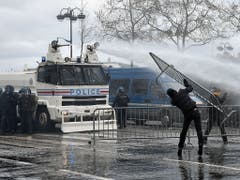 Die Polizei setzte Wasserwerfer und Tränengas gegen die «Gelbwesten»-Demonstranten in Paris ein. (Bild: KEYSTONE/EPA/JULIEN DE ROSA)