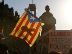«Freiheit für die politischen Gefangenen» war die Hauptforderung an der Grosskundgebung der katalanischen Separatisten am Samstag in der spanischen Hauptstadt Madrid. (Bild: KEYSTONE/EPA EFE/J.J GUILLEN)