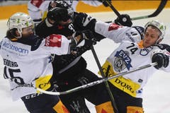 Luganos Julian Walker (Mitte) gegen die Zuger Dennis Everberg und Johan Morant. (Bild: Alessandro Crinari / Keystone, Lugano, 16. März 2019)