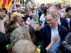 Quim Torra (rechts), Präsident des Regionalparlamentes in Katalonien, beim Bad in der Menge, bevor sich die Kundgebung in Bewegung setzte. (Bild: KEYSTONE/EPA EFE/J.J GUILLEN)