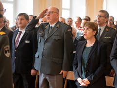 Auch der Armeechef war bei den Offizieren: Philippe Rebord (links) neben Bundesrätin Viola Amherd. (Bild: KEYSTONE/URS FLUEELER)