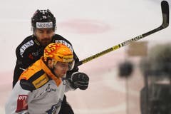 Zugs Dominic Lammer (vorne) gegen Luganos Matteo Romanenghi. (Bild: Alessandro Crinari / Keystone, Lugano, 16. März 2019)