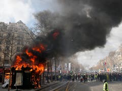 Neben mehreren Zeitungskiosken setzten die «Gelbwesten»-Demonstranten in Paris auch eine Bankfiliale im Parterre eines Wohngebäudes in Brand - elf Menschen wurden verletzt. (Bild: KEYSTONE/AP/CHRISTOPHE ENA)