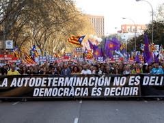 «Selbstbestimmung ist kein Verbrechen» war das Motto der Grosskundgebung der katalanischen Separatisten in Madrid. (Bild: KEYSTONE/EPA EFE/J.J GUILLEN)
