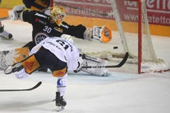 Zugs Sven Leuenberger trifft zum 3:2, Lugano-Torhüter Elvis Merzlikins kommt zu spät. (Bild: Alessandro Crinari / Keystone, Lugano, 16. März 2019)