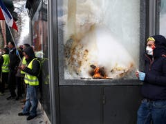 Auf den Champs-Elysées wurden die Scheiben mehrere Geschäfte eingeschlagen. (Bild: KEYSTONE/AP/CHRISTOPHE ENA)