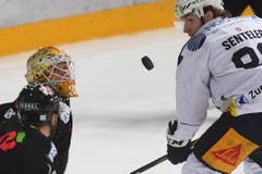 Zugs Sven Senteler (rechts) schaut nach dem Puck. (Bild: Alessandro Crinari / Keystone, Lugano, 16. März 2019)