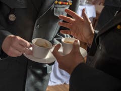 Auch in der Kaffepause angeregte Debatte: Delegierte der SOG bei der Versammlung im Kloster Einsiedeln. (Bild: KEYSTONE/URS FLUEELER)