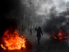 Bei «Gelbwesten»-Protesten in Paris ist es erneut zu gewalttätigen Auseinandersetzungen gekommen. (Bild: KEYSTONE/EPA/JULIEN DE ROSA)
