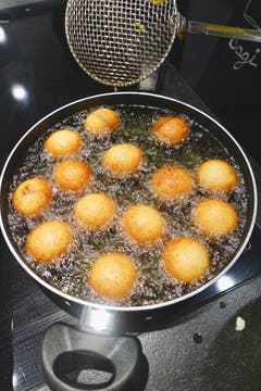 Vaippans - kleine frittierte Teigkugeln.