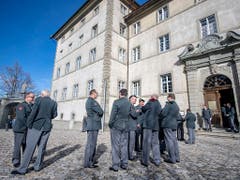 Besammlung vor barocker Kulisse: Die Delegierten der Schweizerischen Offiziersgesellschaft vor dem Kloster Einsiedeln. (Bild: KEYSTONE/URS FLUEELER)