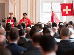 Beschaffung des neuen Kampfjets und der Bodenluftverteidigung als wichtigstes Geschäft: Bundesrätin Viola Amherd vor den Offizieren in Einsiedeln. (Bild: KEYSTONE/URS FLUEELER)